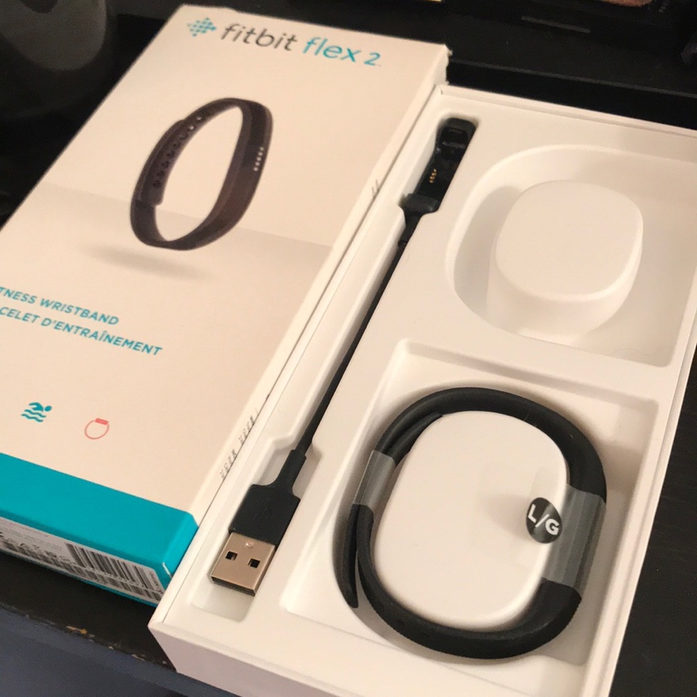 Large Fitbit Flex 2 wristband with charger